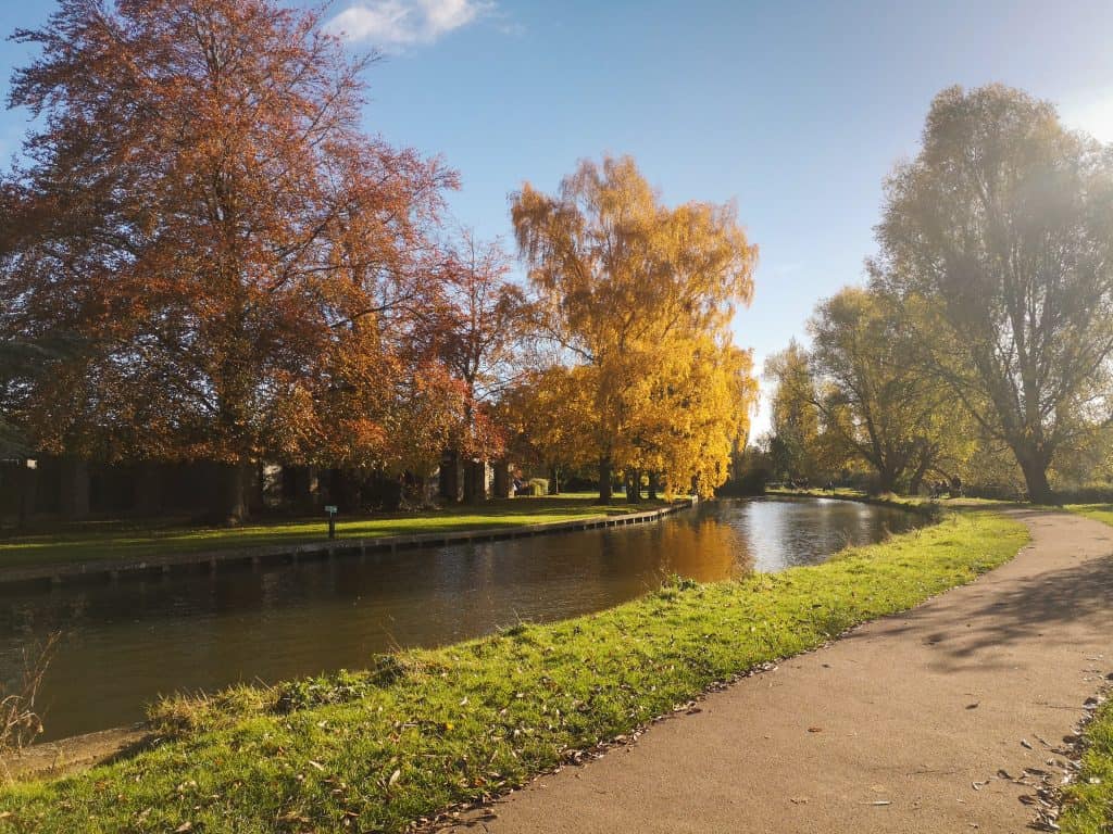 Cambridge walk by the river in autumn, one of the top fun things to do in Cambridge during autumn months.