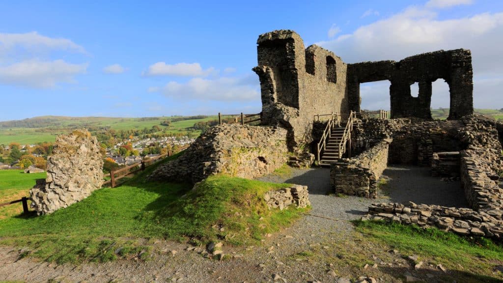 Kendnal Castle ruins with town at the back.