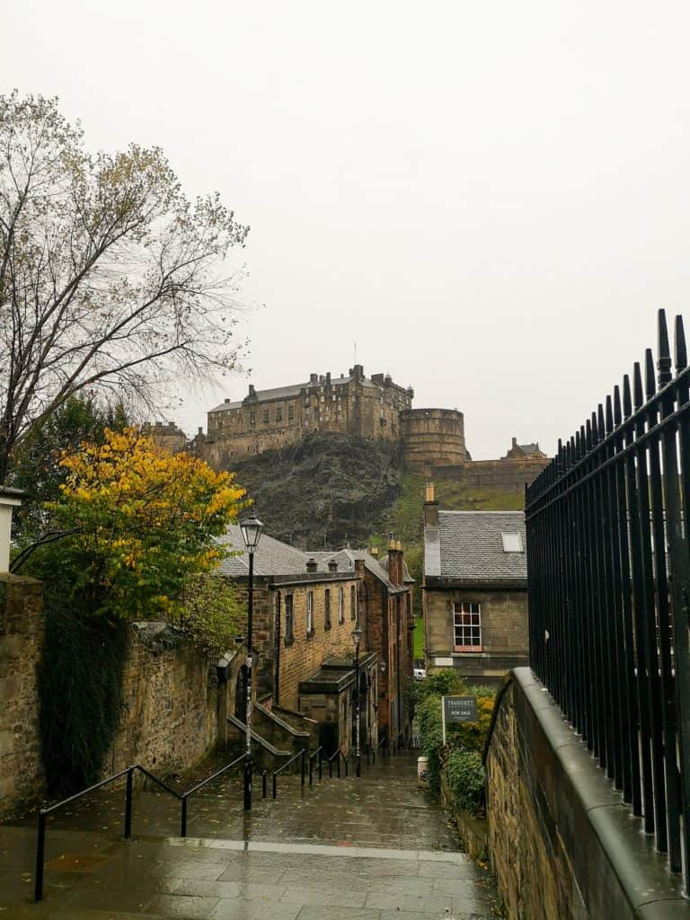 View at a street with the Edinburgh Castle on a rainy day in autumn.