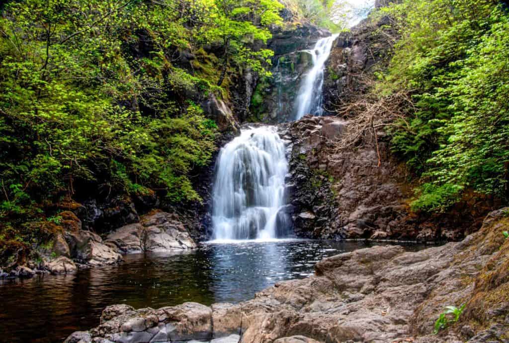 Detailed view on Rha Waterfall with a small pool and greenery.