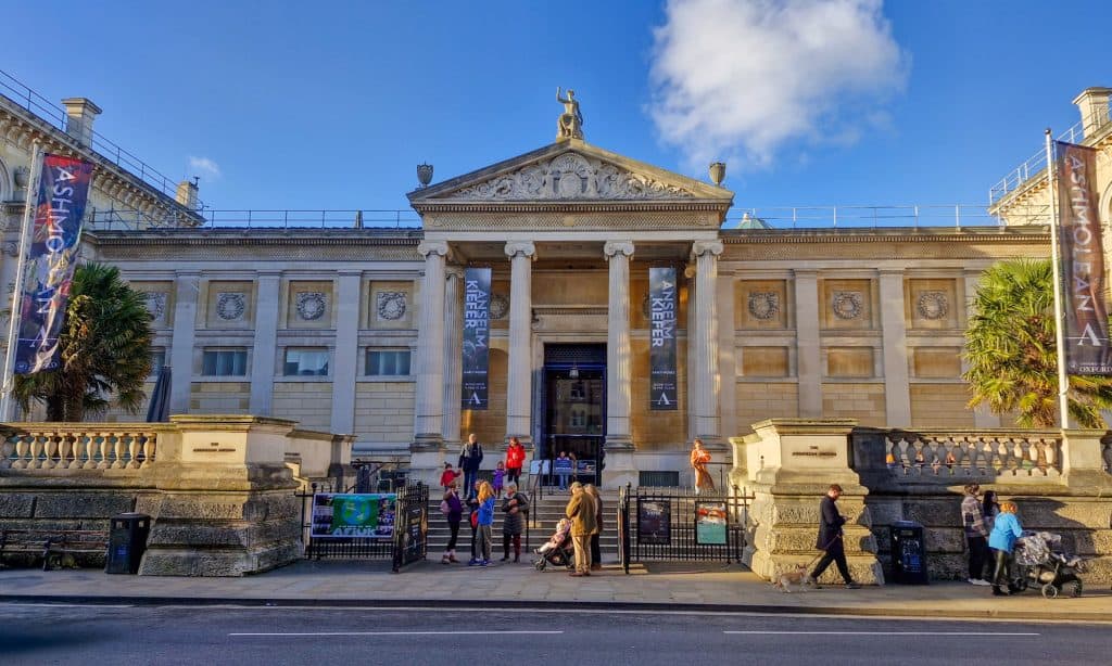 View at the building of the Ashmolean Museum in Oxford with people.