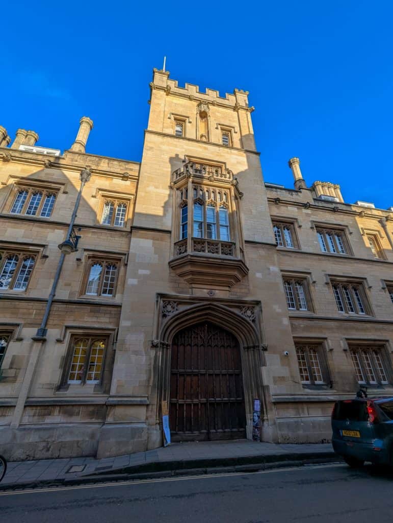Mediaeval entrance gate of the Exeter College in Oxford.