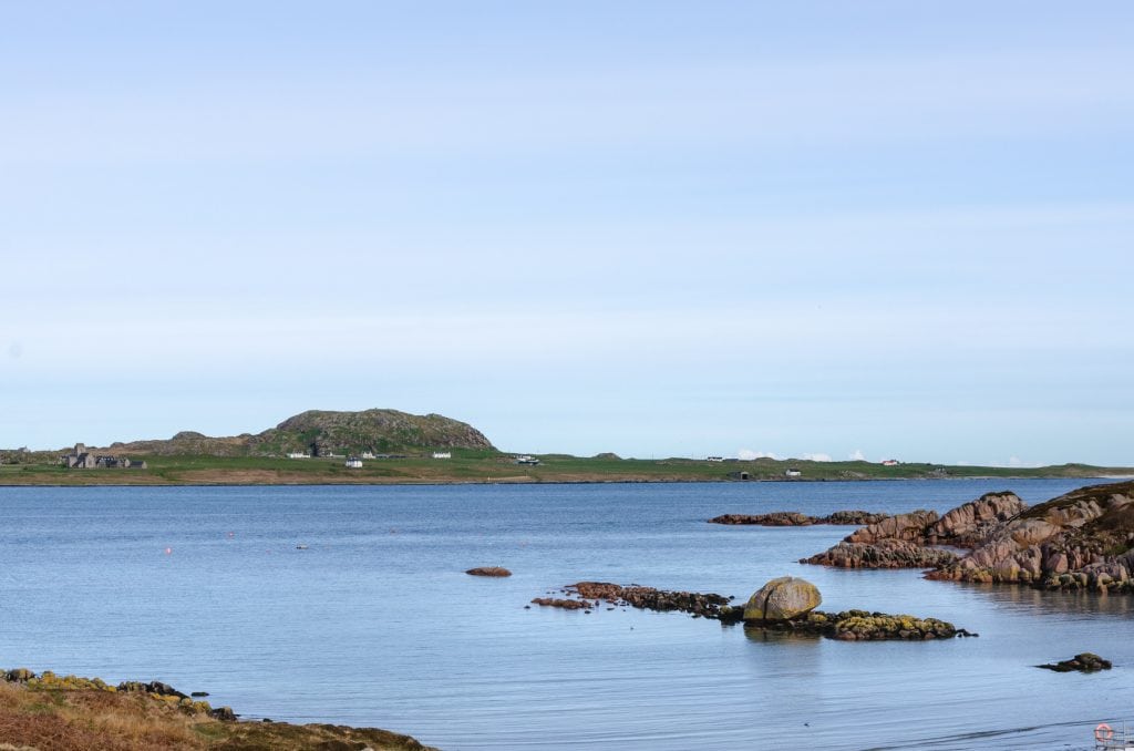 Fionnphort beach with cliffs an the Isle of Iona at back.
