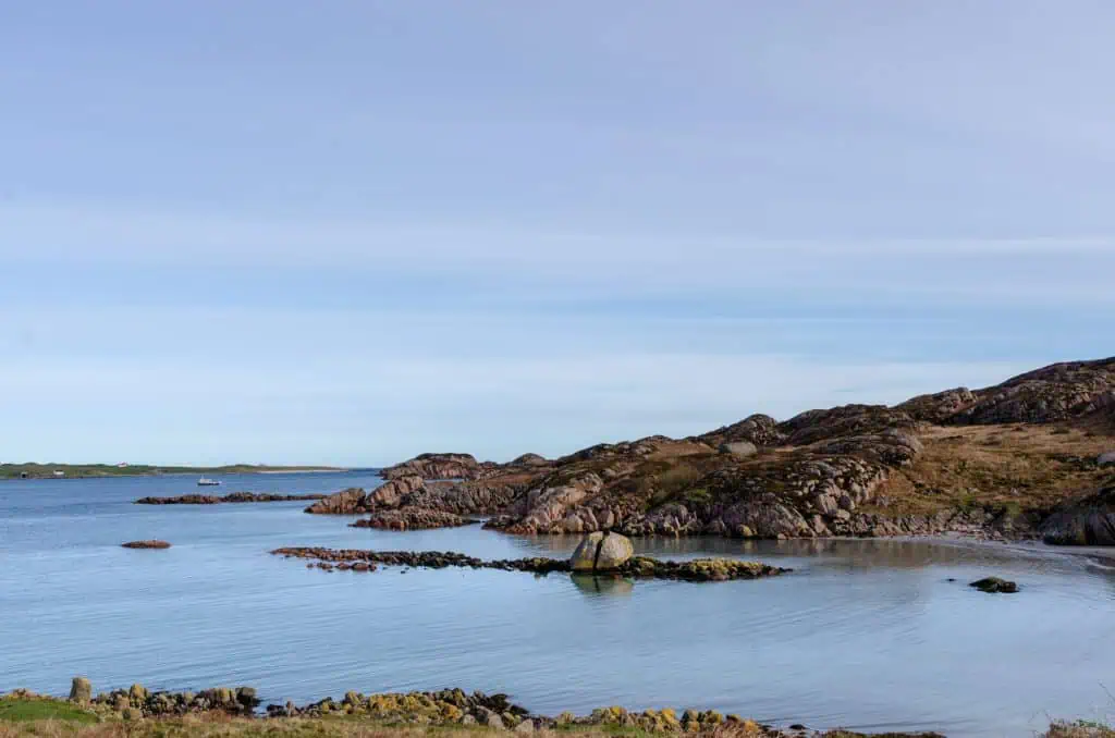 Fionnphort beach with cliffs.